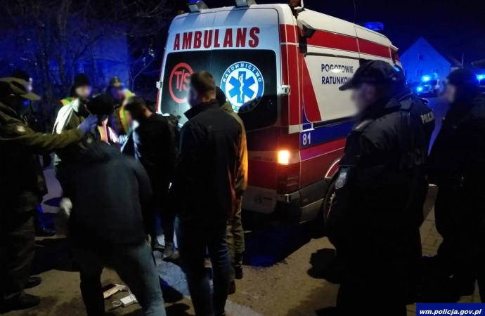 Policjanci z Olecka zatrzymali nielegalnych imigrantów w samochodzie udającym ambulans.