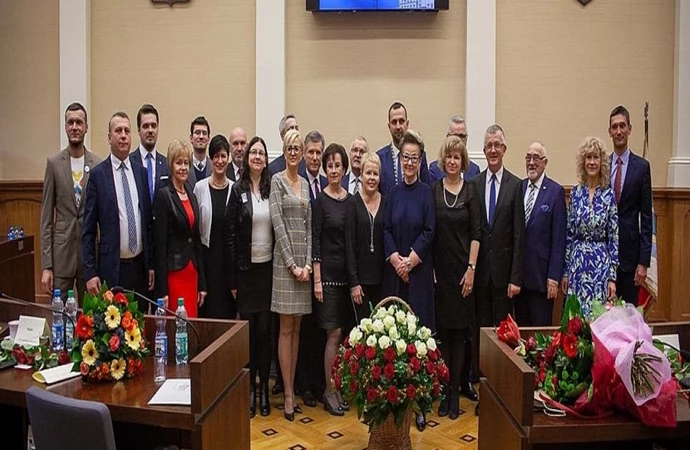 Olsztyńscy radni zebrali się na pierwszej sesji w nowej kadencji. Wybrali prezydium rady.