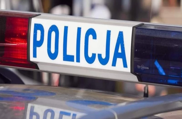 Do nieszczęśliwego zdarzenia doszło w miejscowości Dąbrowy w gminie Rozogi. Mężczyzna chcąc włączyć klakson w ciągniku przez przypadek uruchomił pojazd.