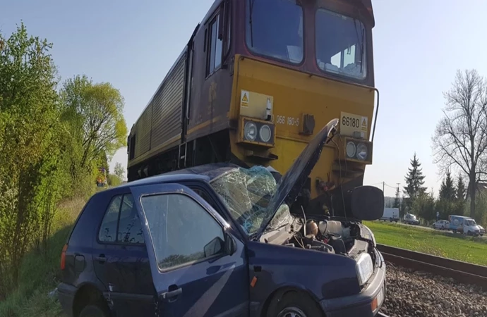 Na niestrzeżonym przejeździe samochód osobowy zderzył się z lokomotywą. Kobieta kierująca samochodem w ciężkim stanie trafiła do szpitala.