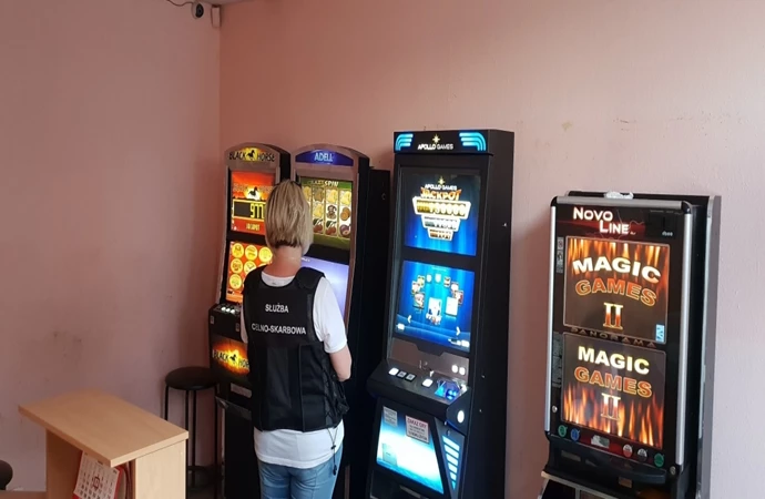 Funkcjonariusze Służby Celno-Skarbowej zatrzymali 13 nielegalnych automatów do gier.