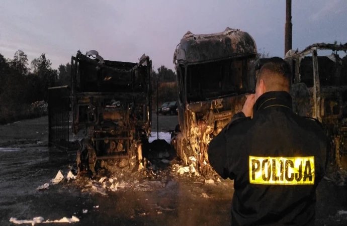 6 ciągników siodłowych spłonęło na parkingu w Piątkach niedaleko Nidzicy.