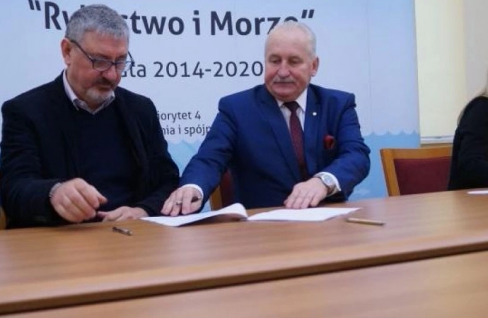 Marszałek województwa warmińsko-mazurskiego podpisał pierwsze umowy na wsparcie rybaków z Warmii i Mazur.