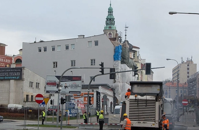 Drogowcy skończyli wylewanie asfaltu na ulicy Pieniężnego w Olsztynie.