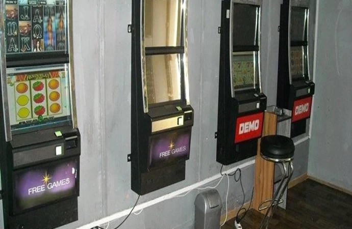 Organizatorzy nielegalnego hazardu próbowali ominąć przepisy, przerabiając automaty do gier.