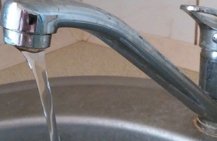 Sanepid wydał zakaz spożywania wody z wodociągu w Rozogach.