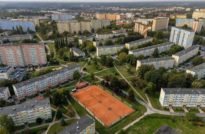 Olsztyn przejmuje korty – zapowiada bezpłatne zajęcia dla dzieci i młodzieży.