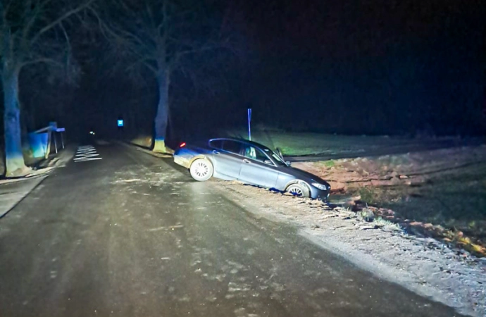 Funkcjonariusze z Warmińsko-Mazurskiego Oddziału Straży Granicznej w przydrożnym rowie znaleźli samochód BMW.