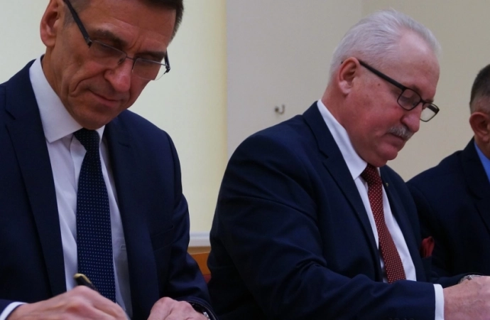 Marszałek województwa warmińsko-mazurskiego podpisał umowy na kolejne inwestycje.