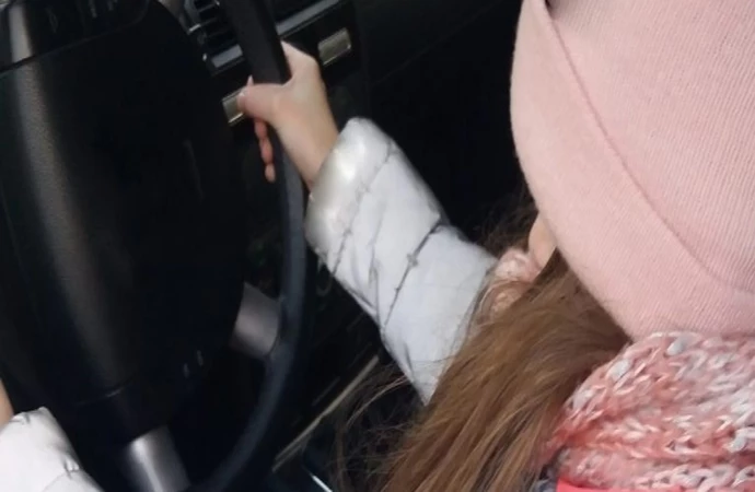 Policjanci z Pisza zatrzymali samochód, w którym zamiast pijanego kierowcy była 13-letnia dziewczyna.