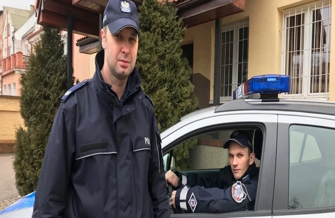 Policjanci z Ełku zapobiegli wysadzeniu budynku przez mężczyznę, który odkręcił zawory butli gazowej.
