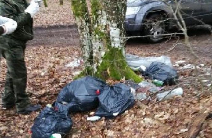 Leśnicy złapali mężczyznę, którzy wyrzucił śmieci w lesie. Teraz musi zapłacić wysoką grzywnę.
