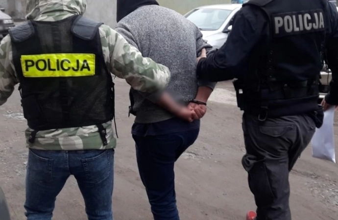 Do policyjnego aresztu trafił 36-latek Olsztyna, który podrywał kobietę, podając się za policjanta.