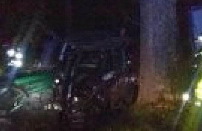 Młody mężczyzna jadąc w nocy ciągnikiem, na prostym odcinku drogi uderzył w drzewo. Do zdarzenia doszło na trasie Lidzbark Warmiński – Orneta.