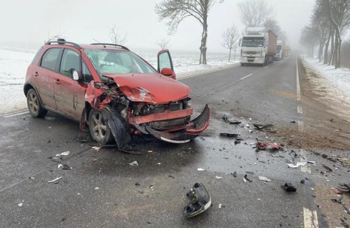 Między Nidzicą a Kozłowem ciągnik rolniczy z przyczepą zderzył się z samochodem osobowym marki Suzuki. W zdarzeniu brały udział 4 osoby.