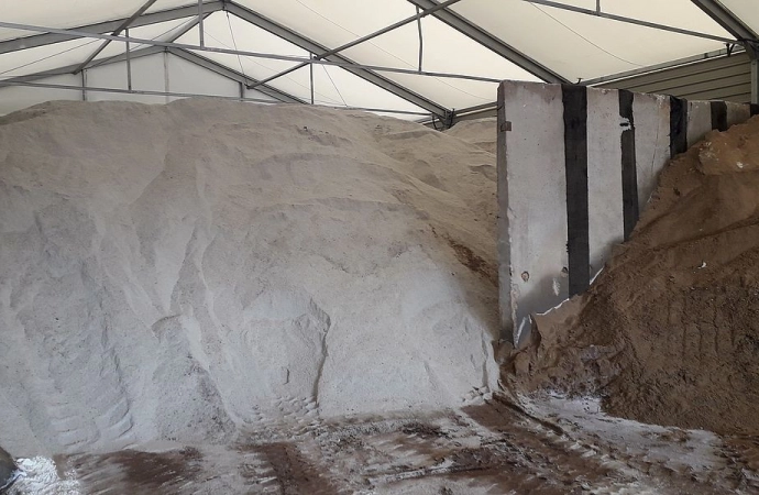 Olsztyńscy drogowcy podliczyli zużycie soli po pierwszych opadach śniegu.