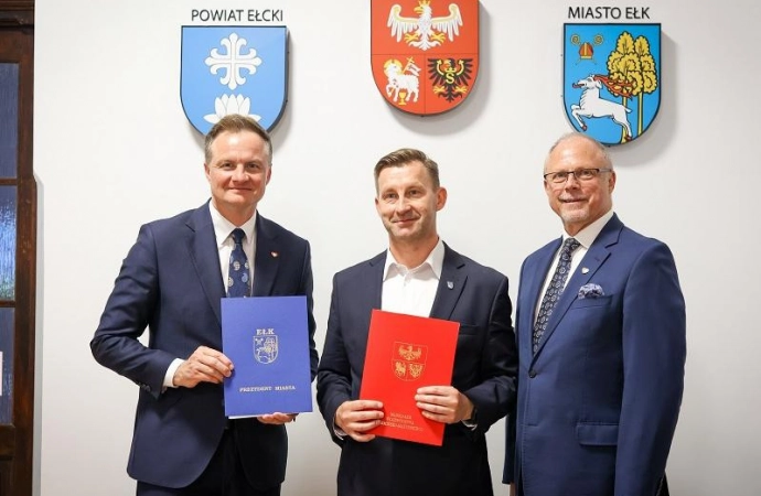Prezydent Ełku podpisał umowę z marszałkiem województwa.