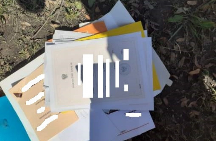 Straż Miejska w Olsztynie znalazła dokumenty w śmietniku, do którego nie powinny trafić.