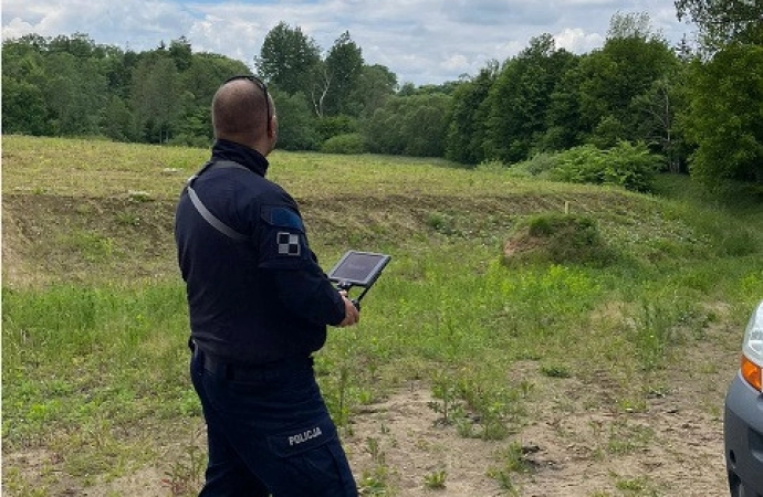 Policjanci z Olsztyna i Iławy wykorzystali drona, by sprawdzić niebezpieczne skrzyżowanie.