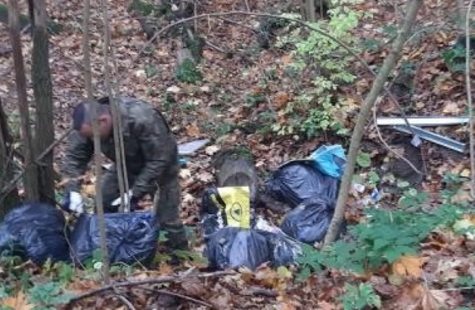 Dwa dni zajęło strażnikom leśnym znalezienie mężczyzny, który zaśmiecił las niedaleko Świętej Lipki.