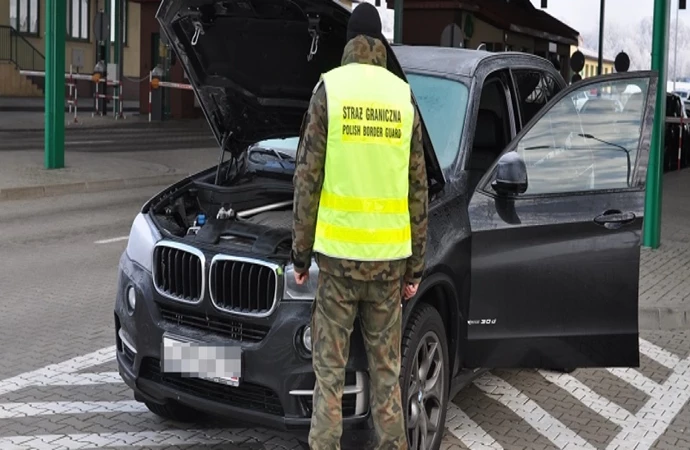 Funkcjonariusze Straży Granicznej zatrzymali dwa samochody, które mogły być kradzione. Ich łączna wartość to 240 tys. złotych.