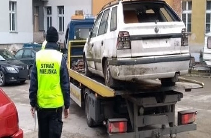 Olsztyńska Straż Miejska kontynuuje usuwanie wraków samochodów z ulic Olsztyna.