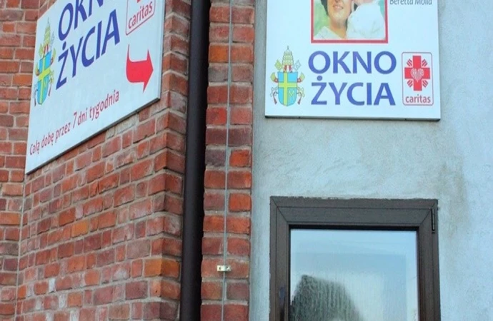 Olsztyńscy policjanci dotarli do kobiety, która w niedzielę wieczorem zostawiła dwoje dzieci w oknie życia przy ul. Wyszyńskiego.