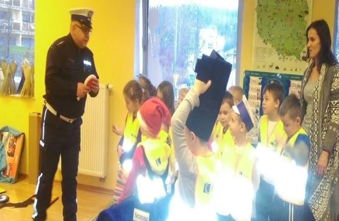 Z okazji Mikołajek warmińsko-mazurscy policjanci rozdawali dzieciom odblaski.