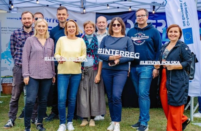 Goście z Litwy oraz samorządowcy z gmin Budry i Kowale Oleckie realizującyprojekty transgraniczne z Programu INTERREG Litwa-Polska świętowali Dzień Współpracy INTERREG.