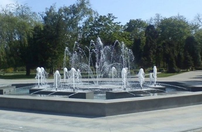 Sanepid apeluje, by nie kąpać się w fontannach i nie pić z nich wody.