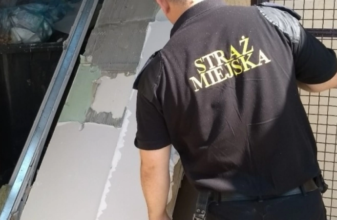Straż Miejska w Olsztynie odnalazła mężczyznę, który wyrzucił odpady budowlane do osiedlowego śmietnika.