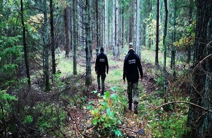 Funkcjonariusze Straży Granicznej odnaleźli w przygranicznych lasach 86-letnią kobietę oraz 21-latka, którzy zgubili się zbierając grzyby.