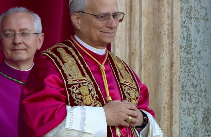 Biały dym nad Kaplicą Sykstyńską oznacza jedno: Habemus Papam! Kardynałowie wybrali nowego papieża. To kardynał Robert Prevost ze Stanów Zjednoczonych. Przyjął imię Leon XIV