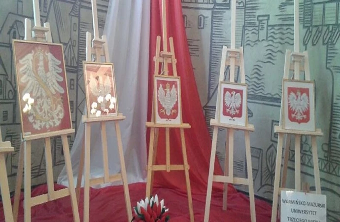 W olsztyńskim ratuszu można oglądać haftowane godła Polski – współczesne i historyczne.