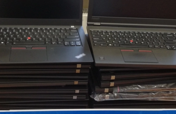 Olsztyńscy policjanci zatrzymali informatyka, który ukradł ze swojej firmy 28 laptopów.