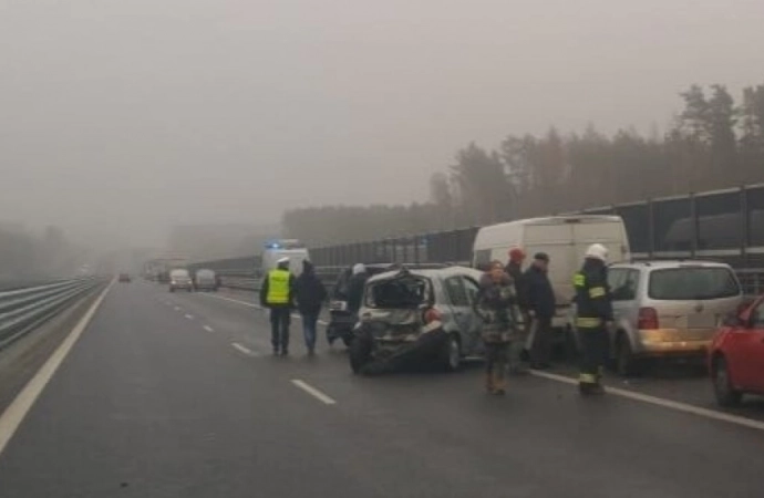 18 samochodów zderzyło się w sobotę rano na drodze S51 pomiędzy Olsztynkiem a Olsztynem.