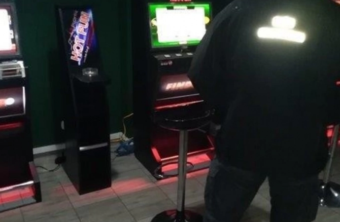 Elbląscy policjanci wraz z celnikami zatrzymali 14 automatów do gier.