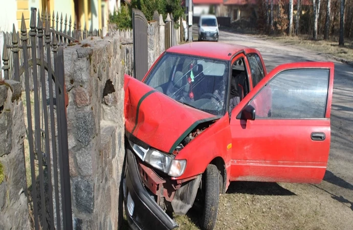 W Wągliku niedaleko Pisza kierowca bez prawa jazdy spowodował wypadek, w którym ucierpiała jedna z jego pasażerek.