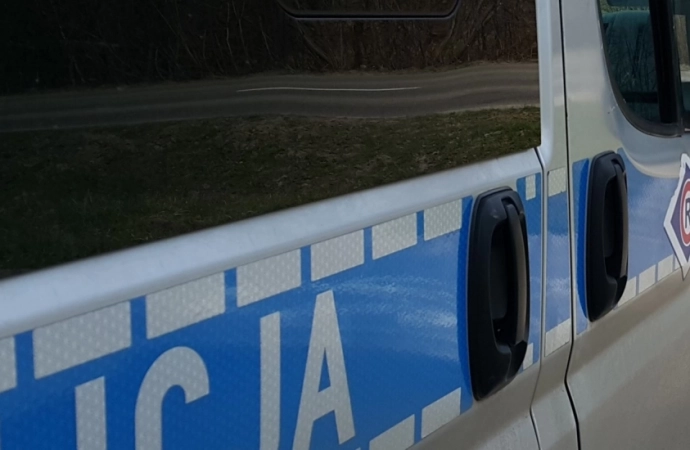 Policjanci z Gołdapi zatrzymali samochód, którym jechało zbyt wiele osób. Dziecko było ukryte za fotelem.