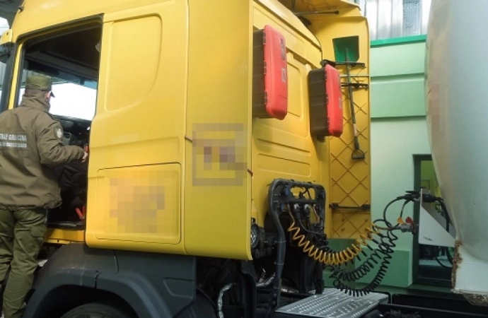 Funkcjonariusze Straży Granicznej zatrzymali kierowcę rosyjskiej ciężarówki, który w ogóle nie powinien był wsiąść za kółko.