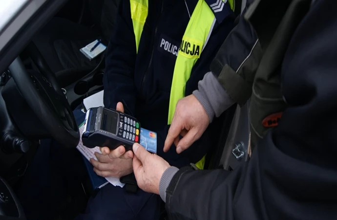 Policjanci z Warmii i Mazur używają już terminali płatniczych do pobierania opłat za mandaty.