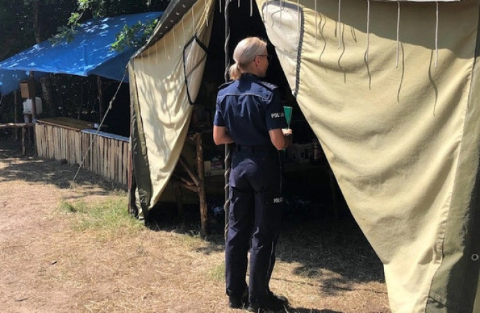 Sprawdzając stan bezpieczeństwa w jednym z obozów harcerskich na terenie powiatu piskiego, policjanci ujawnili kierownika obozu będącego pod działaniem alkoholu.