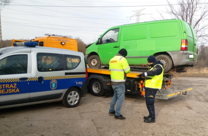 Olsztyńska Staż Miejska kontynuuje usuwanie niesprawnych samochodów.