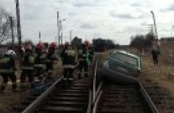 Do groźnego zdarzenia doszło dziś przed godziną 10.00  w miejscowości Bajtkowo. Kierujący skodą, przejeżdżając przez przejazd kolejowy nie zachował należytej ostrożności, co doprowadziło do zderzenia z pociągiem towarowym.
