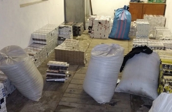 Pogranicznicy znaleźli nielegalny tytoń i alkohol w garażu na terenie powiatu giżyckiego.