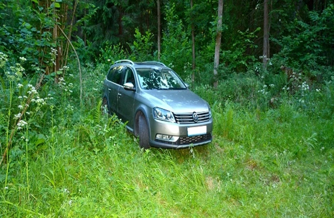 Straż Graniczna przypadkiem trafiła w lesie na kradziony samochód.