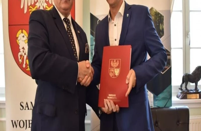 Marszałek województwa warmińsko-mazurskiego oraz burmistrz Lidzbarka Warmińskiego podpisali umową na dofinansowanie komunikacji w Lidzbarku.
