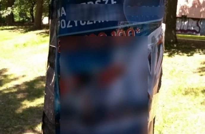 Straż Miejska ukazała kobiety, które w Olsztynie nielegalnie rozwieszały plakaty.