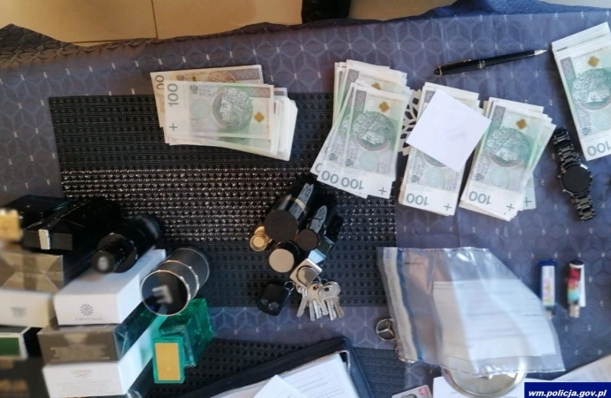 Olsztyńscy policjanci rozbili grupę sprzedającą przez Internet podrabiane perfumy.