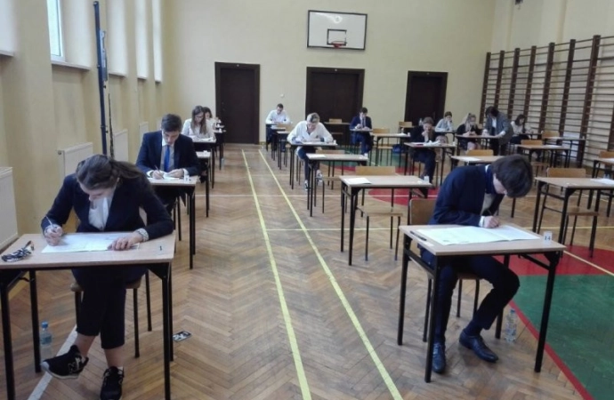 W poniedziałek, 5 maja,  o godz. 9:00 rozpoczęły się egzaminy maturalne. Dla ok. 275 tys. tegorocznych absolwentów liceów ogólnokształcących, techników i szkół branżowych II stopnia obowiązkowym pisemnym egzaminem z języka polskiego na poziomie podstawowym był pierwszym sprawdzianem.